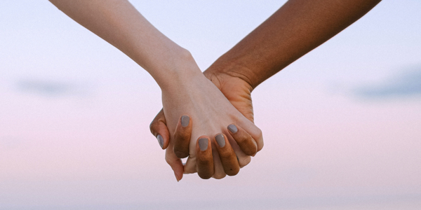 två människor håller handen